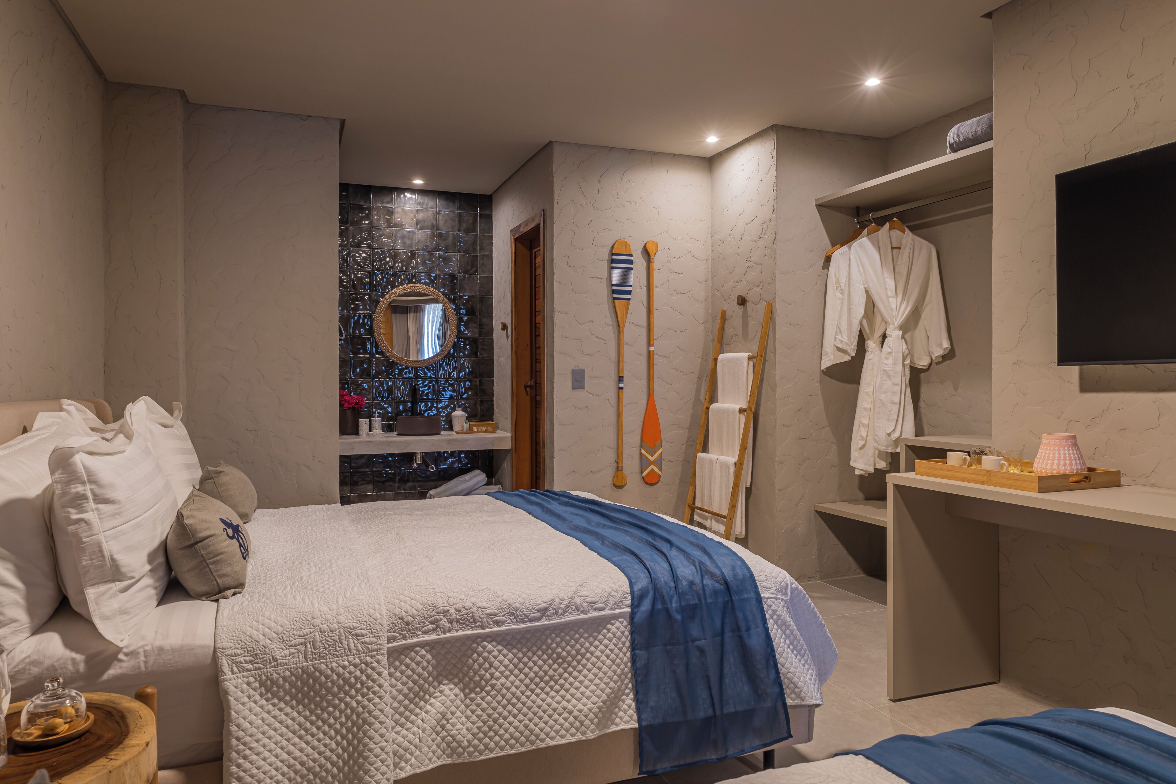 Un dormitorio moderno con cama, tocador y espejo.