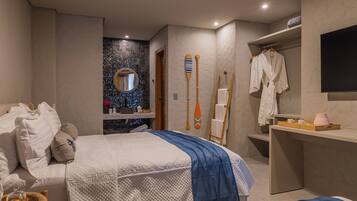 Un dormitorio moderno con cama, tocador y espejo.