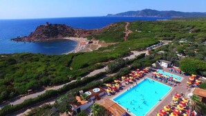 A resort with a swimming pool, beach access, and lush greenery. - ZEcamping 4 étoiles pataugeoire club enfant jacuzzi locatif clim 20m2 (Alghero)