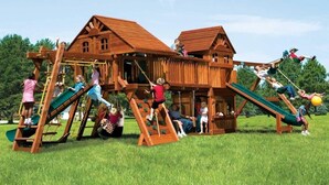 A wooden play structure with multiple slides and climbing areas. - ZEcamping 4 étoiles pataugeoire club enfant jacuzzi locatif clim 20m2 (Alghero)