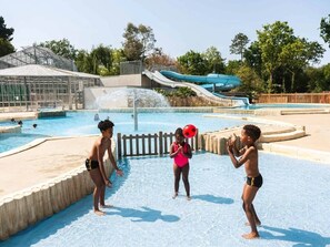 من حمّامات السباحة المغطاة