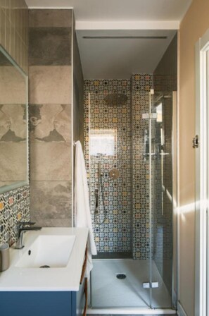 Een douche, een haardroger, een bidet, handdoeken
