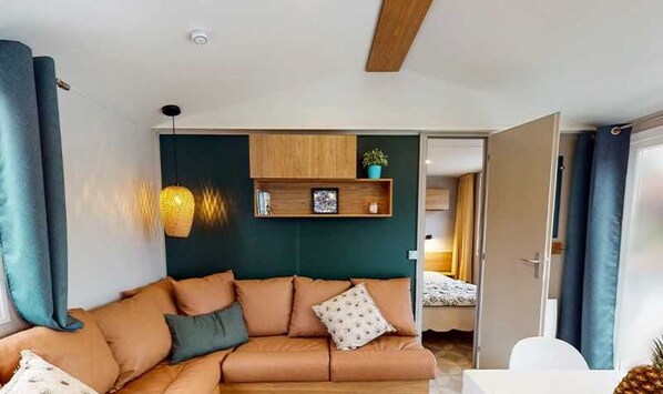 Fernseher, Tischfußball, Tischtennisplatte