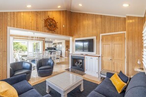 Smart TV, chimenea, reproductor de DVD, estéreo