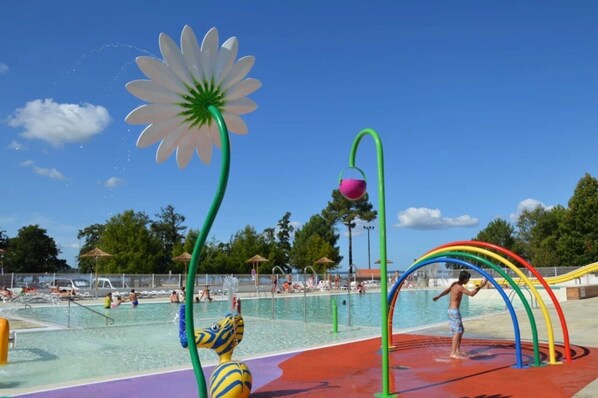 Un parc aquatique doté d’une piscine, de toboggans et d’aires de jeux.