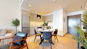 Una cocina moderna con comedor.