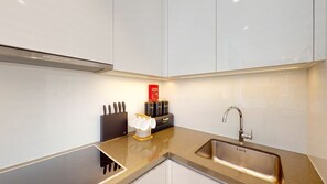 冷蔵庫、電子レンジ、オーブン、コンロ