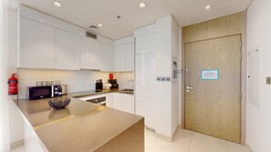 Jääkaappi, mikroaaltouuni, uuni, liesi