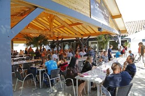 Outdoor dining - ZEcamping 4* animé toboggans locatif 28m2 8 pers (Parentis-en-Born)