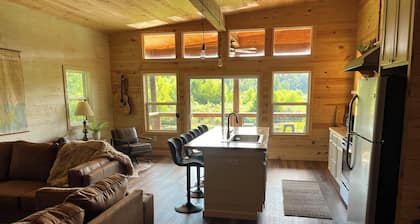 HootnHoller at this secluded 3-bedroom cabin on beautiful Caney Lake.