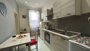 Fridge, oven, stovetop, coffee/tea maker