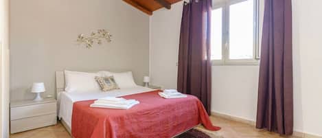 1 habitación, tabla de planchar con plancha y cuna de viaje