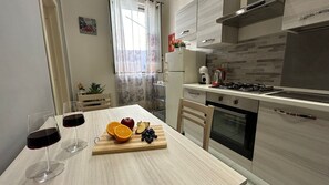 Fridge, oven, stovetop, coffee/tea maker