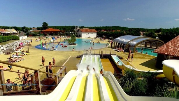 En vandpark med flere vandrutsjebaner, pools og solarealer.