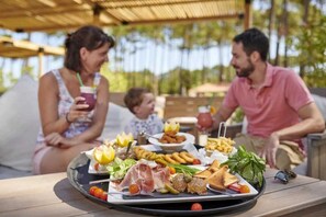 Outdoor dining - ZEcamping 4* familial 500m plage parc aquatique locatif clim 36m2 (Seignosse)