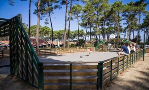 Sport court - ZEcamping 4* animé 500m plage espace aquatique locatif TV LV clim 36m2 (Seignosse)