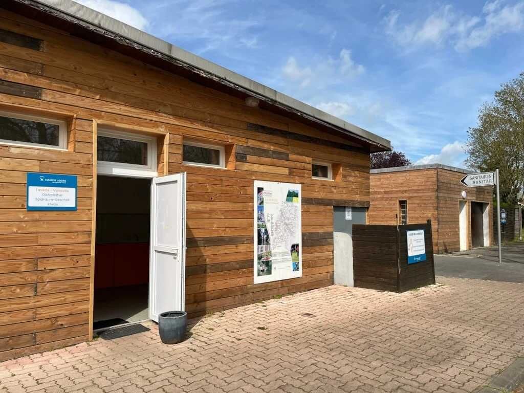 Un bâtiment en bois avec une enseigne indiquant « Santuario Sanitario » et une carte.