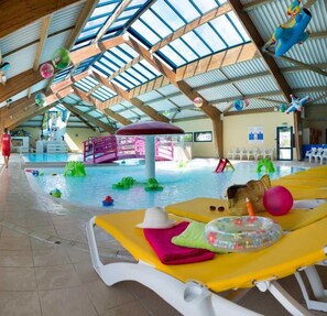 Indoor pool - ZEcamping 4* piscine couverte toboggans locatif TV LV 36m2 8 pers (Névez)