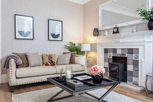 Apartamento Confort, balcón, vistas al mar | Sala de estar | Una televisión