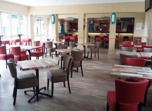 A restaurant with red and brown chairs, tables, and a bar area. - ZEcamping 4* piscine couverte mobil-home 28m2 (Saint-Jean-de-Monts)