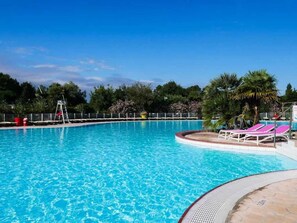 A clear blue swimming pool with lounge chairs and a ladder. - ZEcamping 4 étoiles piscine couverte locatif TV LV clim 36m2 (Gastes)