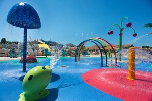 Children's area - ZEcamping 4* familial espace aquatique 5km plage locatif clim 28m2 (Les Mathes)