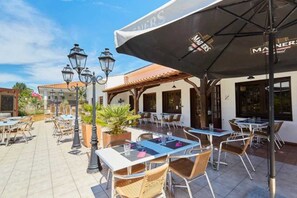 Outdoor dining - ZEcamping 4* piscine 3km plage pet friendly locatif clim 36m2 8 pers (Saint-Jean-de-Monts)