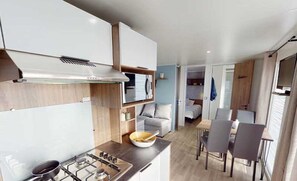 Jääkaappi, mikroaaltouuni, uuni, liesi