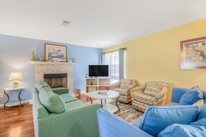 Smart TV, fireplace - 🌞🎣Private Pool | Fishing Dock | Boat Slips l Pet Friendly l Fun in the Sun🎣🌞 (Orange Beach)