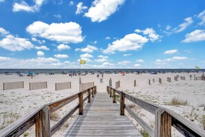 On the beach - 🌴Gulf Front Condo | Corner Unit | Awesome Amenities | Four Winds 304🌴 (Orange Beach)