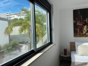 3 habitaciones, escritorio y tabla de planchar con plancha