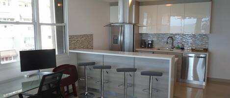 Mikrobølgeovn, ovn, kokeplater og oppvaskmaskin