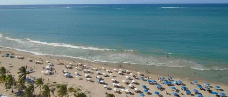 Am Strand, Strandtücher, Sporttauchen, Windsurfen