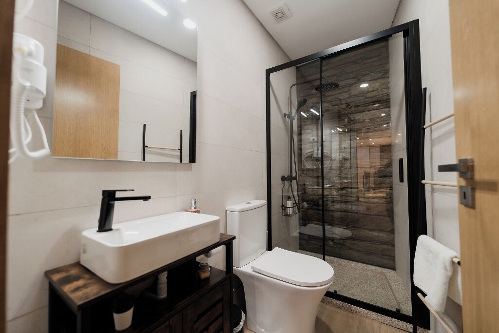 淋浴设施、毛巾、卫生纸