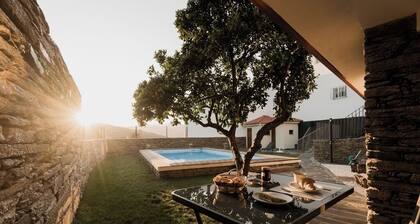 Casa de Xisto - A cozy house surrounded by the vineyard terraces of the Douro.