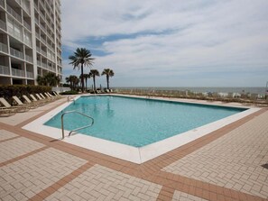 Lämmitetty uima-allas