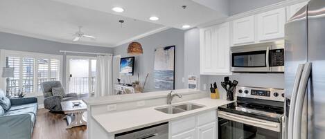 Réfrigérateur, micro-ondes, four, plaque de cuisson