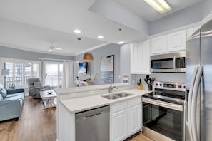 Køleskab, mikrobølgeovn, ovn, kogeplade