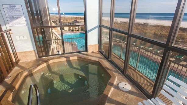 Ein Whirlpool mit Blick auf Strand und Meer.