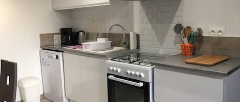 Geladeira, micro-ondas, fogão, cooktop
