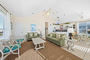 Smart TV - ⛱️Charming Beach Front House | Private Boardwalk | Far Reach II⛱️ (Gulf Shores)