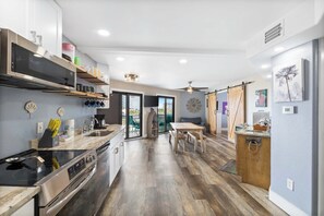 Geladeira, micro-ondas, fogão, cooktop