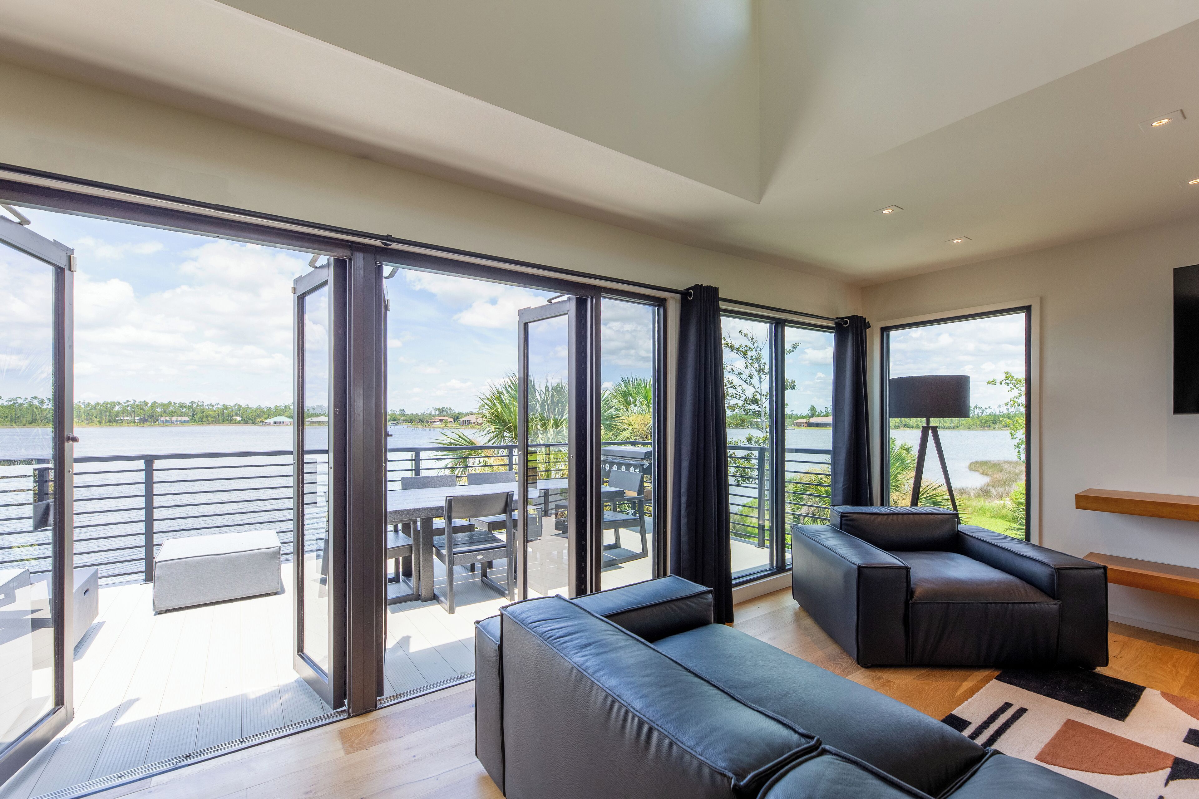 Smart TV, caminetto, videogiochi, libri