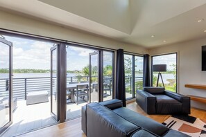 Smart-TV, Kamin, Videospiele, Bücher