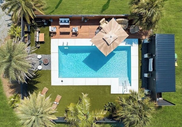 Utomhuspool och uppvärmd pool
