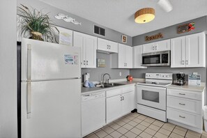 Køleskab, mikrobølgeovn, ovn, kogeplade