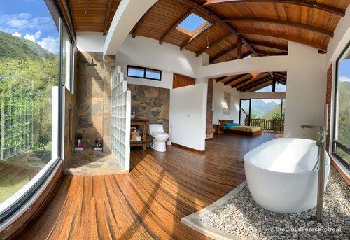 Charming 3-bedroom bed & breakfast in the mountains outside of Quito with WiFi