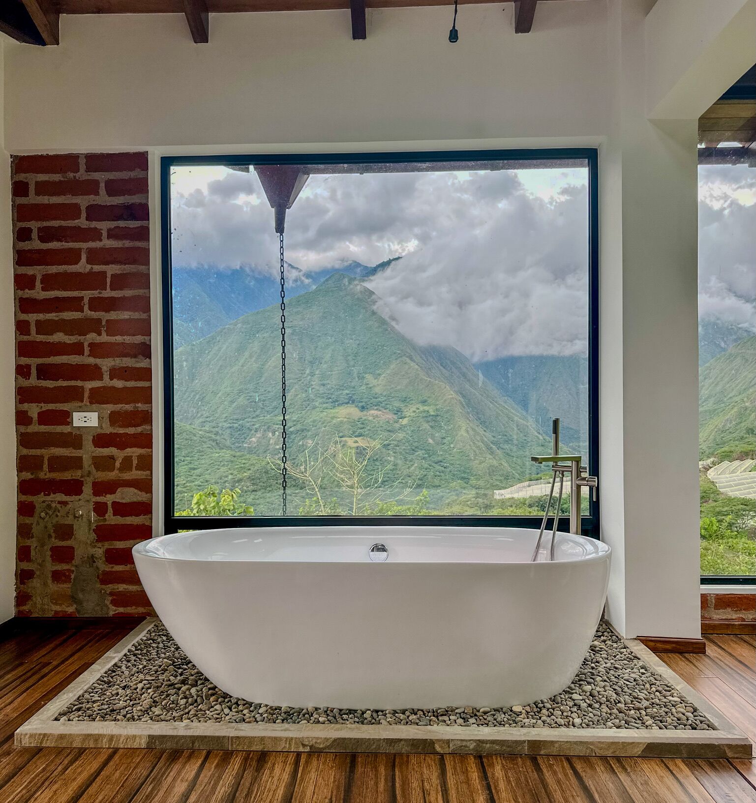 Douche, serviettes fournies, savon, papier toilette