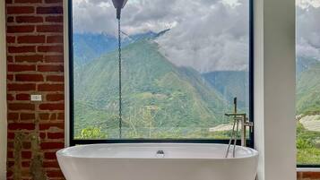 Douche, serviettes fournies, savon, papier toilette