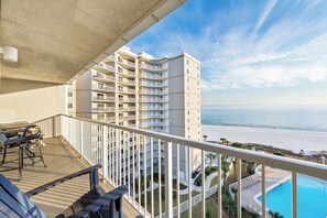 Outdoor dining - ⛱️Gulf Front | Incredible Amenities | Seaside Beach & Racquet 5917⛱️ (Orange Beach)